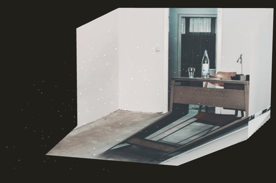 Una stanza con una scrivania ricostruita in 3D da una foto, vista di lato