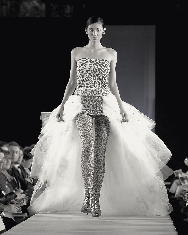 Uscita in passerella con abito di alta moda