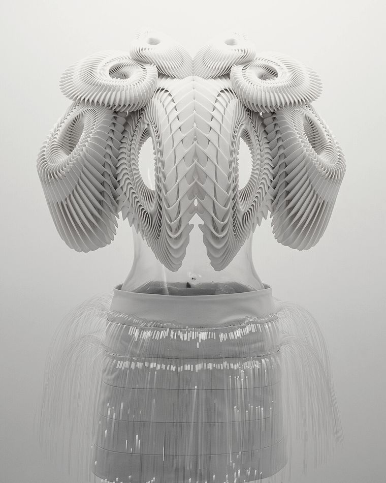 Abito scultoreo bianco esposto su manichino