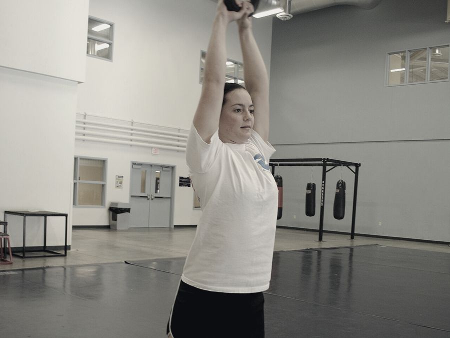 Allenamento con kettlebell nella sala functional