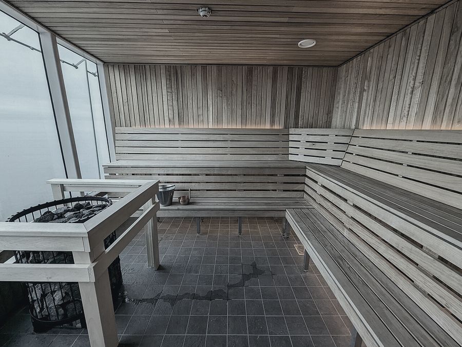 Panche in legno della sauna finlandese
